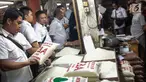 Tim Satgas Pangan Polda Metro Jaya bersama Perum Bulog meninjau harga beras di Pasar Tomang Barat, Jakarta, Rabu (21/11). Kegiatan tersebut bertujuan untuk memantau stabilitas harga beras medium yang dijual di pasaran. (Liputan6.com/Faizal Fanani)