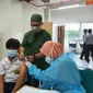 Vaksinasi Covid-19 untuk anak usia 12 tahun ke atas di Kota Bekasi, Jawa Barat sudah dimulai hari ini, Rabu (4/8/2021). (Liputan6.com/Bam Sinulingga)