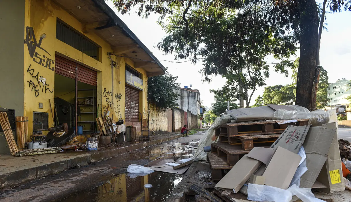 Perabotan dan barang-barang  ditinggalkan di jalan setelah banjir besar yang disebabkan oleh hujan di Belo Horizonte, Brasil (27/1/2020). Lebih dari 30.000 orang terlantar akibat hujan lebat di Brasil tenggara yang juga menewaskan lebih dari 50 orang. (AP Photo/Gustavo Andrade)