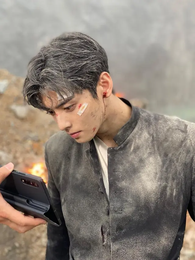 Cha Eun Woo di balik layar drakor Island. (Instagram/ eunwo.o_c)