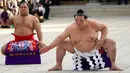 Juara Grand Sumo, Kisenosato melakukan upacara mengentakkan kaki di Kuil Shinto Meiji Shrine, Tokyo, Selasa (9/1). Dalam kesempatan tersebut, pesumo yang yang memiliki bobot tubuh 178 kg itu tampil mengenakan pakaian tradisional. (AP/Shizuo Kambayashi)