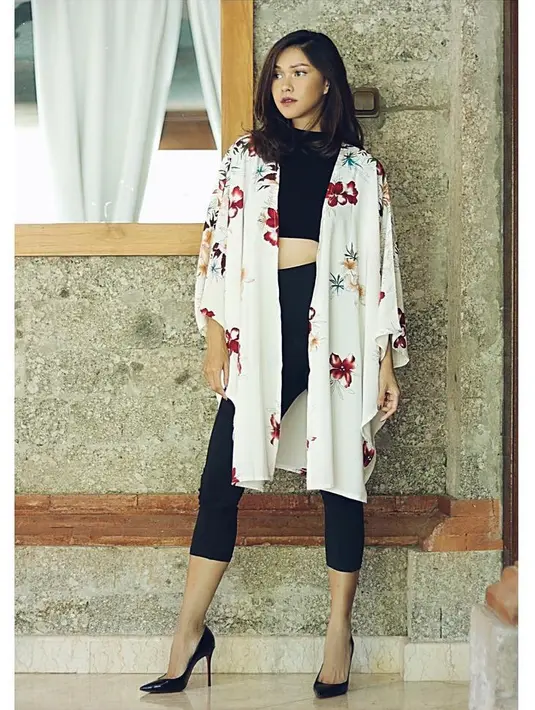 Untuk yang satu ini, Nana mengenakan black outfit mulai dari celana, atasan dan heeslnya. Namun ia mempercantik penampilannya dengan outer putih bermotif bunga-bunga. (Instagram/nanamirdad)