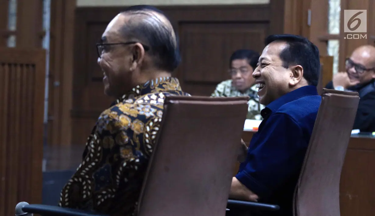 Mantan Ketua DPR, Setya Novanto menjawab pertanyaan JPU KPK saat menjadi saksi pada sidang lanjutan dugaan suap pembangunan PLTU Riau-1 dengan terdakwa Idrus Marham di Pengadilan Tipikor, Jakarta, Selasa (19/2). (Liputan6,com/Helmi Fithriansyah)