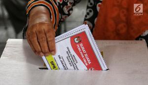 Warga memasukkan surat suara yang telah dicoblos saat mengikuti simulasi pemungutan dan pencoblosan surat suara Pemilu 2019 di Taman Suropati, Jakarta, Rabu (10/4). Simulasi dilakukan untuk meminimalisir kesalahan dan kekurangan saat pencoblosan pemilu pada 17 April nanti. (Liputan6.com/Johan Tallo)