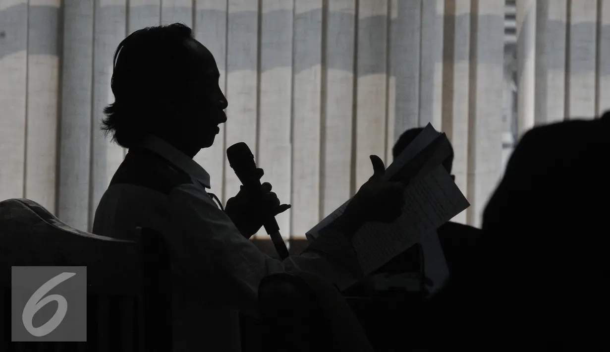 Terdakwa tindak pidana korupsi pengadaan program siap siar di LPP TVRI,  Mandra Naih saat menjalani sidang lanjutan di Pengadilan Tipikor, Jakarta, Senin (31/8/2015). Mandra  menjabat sebagai Direktur PT Viandra Production. (Liputan6.com/Herman Zakharia)
