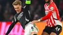 Di babak kedua, Arsenal berhasil menambah keunggulan. Memanfaatkan sebuah bola rebound, pada menit ke-47 Martin Odegaard dengan mudah membobol gawang PSV Eindhoven yang dikawal Walter Benitez. (JOHN THYS/AFP)