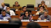 Menteri Keuangan Sri Mulyani  memberi paparan dalam rapat kerja dengan Badan Anggaran (Banggar) DPR di Gedung Nusantara II DPR, Kamis (31/5). Rapat membahas kerangka ekonom makro dan pokok-pokok kebijakan fiskal tahun 2019. (Liputan6.com/Johan Tallo)