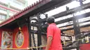 Warga melintas di depan Wihara Dharma Bakti yang masih dipasangi garis polisi, Kamis (19/3/2015). Wihara yang lebih dikenal dengan Petak Sembilan ini terbakar pada 2 Maret 2015 lalu. (Liputan6.com/Helmi Afandi)