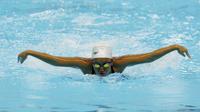 Perenang beraksi di kejuaraan Indonesia Open Aquatic Championship di Stadion Akuatik SUGBK,  Jakarta, Jumat (8/12/2017). Kejuaraan  tersebut sekaligus merupakan tes event cabang akuatik Asian Games 2018. (Bola.com/M Iqbal Ichsan)