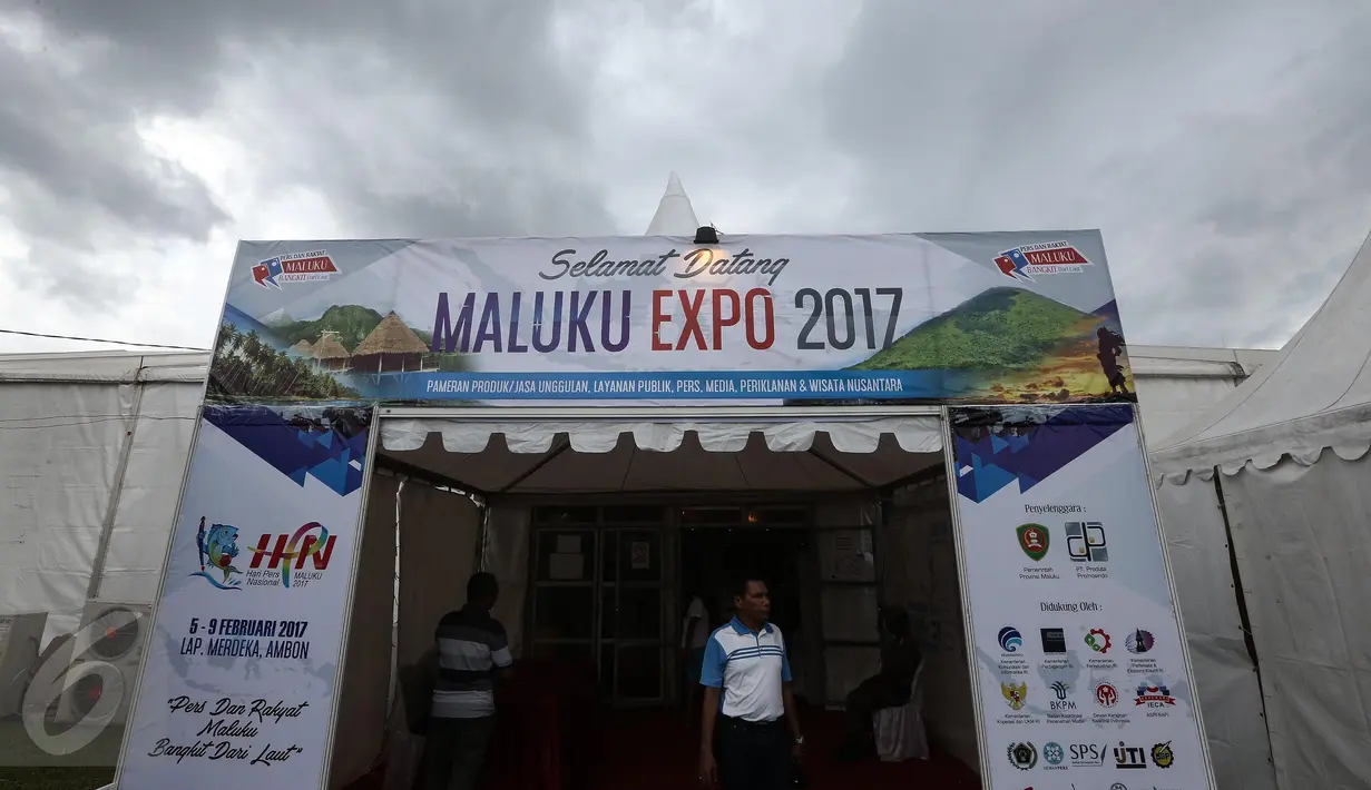 Maluku Expo di Lapangan Merdeka, Ambon, Maluku, Senin (7/2). Pameran tersebut untuk memperingati hari pers nasional yang menghadirkan pameran produk/jasa unggulan, layanan publik, pers, media, periklanan & wisata nusantara. (Liputan6.com/Faizal Fanani)