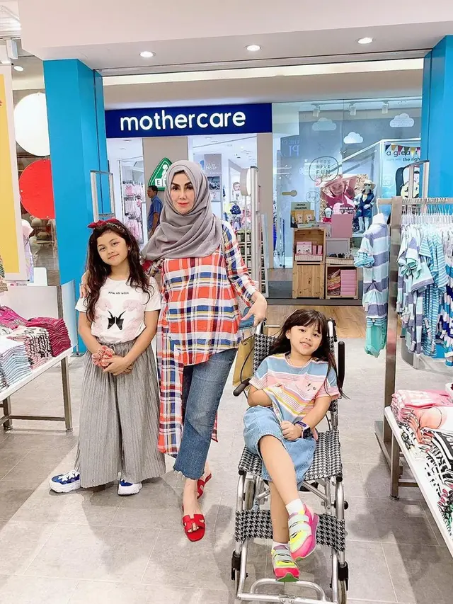 Penuh Kasih Sayang Ini 7 Potret Kebersamaan Amy Qanita dan Cucunya