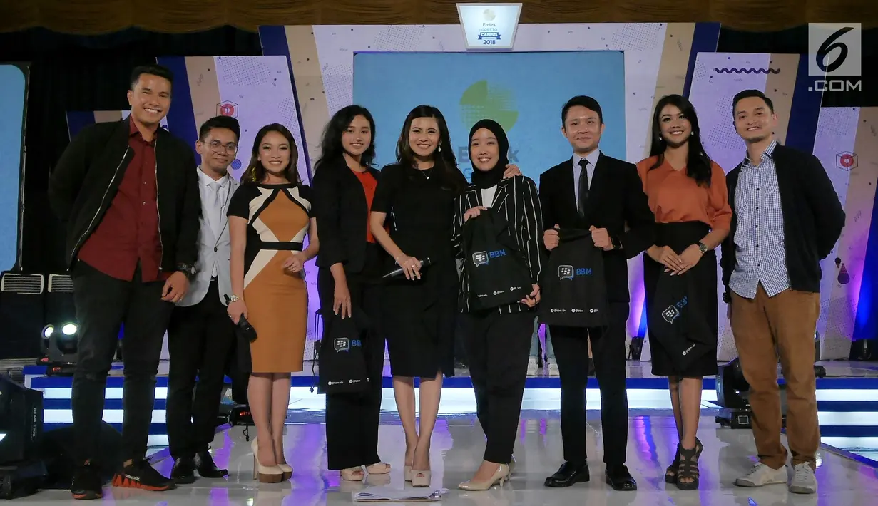 Para pemenang foto bersama  para juri  Emtek Goes To Campus (EGTC) 2018 di Universitas Gajah Mada, Yogyakarta, Kamis (18/10). Audisi news presenter competition EGTC 2018 di Universitas Gajah Mada (UGM) memenangkan 5 finalis. (Liputan6.com/Herman Zakharia)