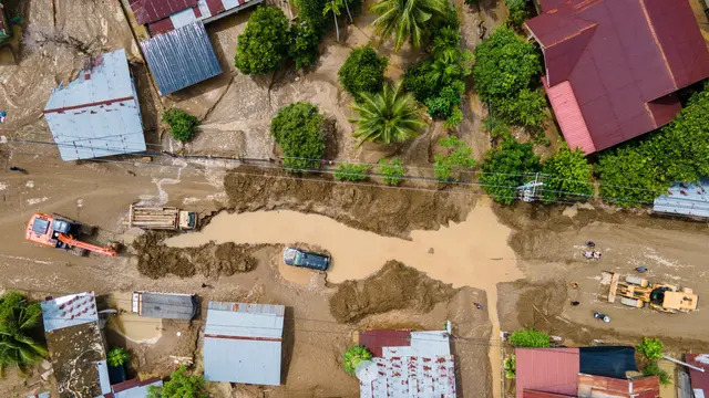 Diterjang Banjir Luapan Sungai Meureudu, Jembatan Penghubung Banda Aceh-Medan Putus Total