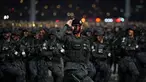 Para anggota pasukan khusus Saudi melakukan defile saat parade militer dalam persiapan pengamanan ibadah haji, di Mekah, Arab Saudi, Kamis 21 Mei 2026. (AP Photo/Altaf Qadri)
