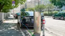 Mobil listrik mengisi daya di stasiun pengisi daya umum sebuah ruas jalan di Wina, Austria, 7 Agustus 2020. Wina menarik perhatian dunia dengan model pembangunan kota hijaunya yang menyokong perjalanan ramah lingkungan, penghijauan perkotaan, dan gaya hidup hijau. (Xinhua/Georges Schneider)