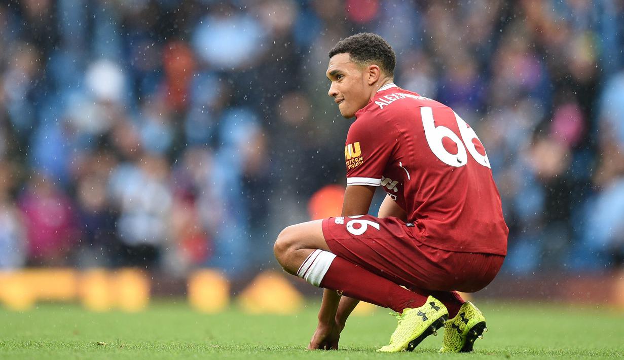 Gelandang Liverpool, Trent Alexander-Arnold, tampak kecewa usai dikalahkan Manchester City pada laga Premier League di Stadion Ettihad, Manchester, Sabtu (9/9/2017). City menang 5-0 atas Liverpool. (AFP/Oli Scarff)