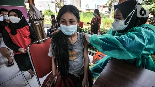 Anak Usia 12-17 Tahun Jalani Valsinasi di RPTRA Pulo Besar