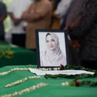 Usai kecelakaan maut tersebut, jenazah Vanessa Angel dan Bibi Ardiansyah pun dibawa langsung ke rumah duka. (Kapanlagi.com/M. Akrom Sukarya)