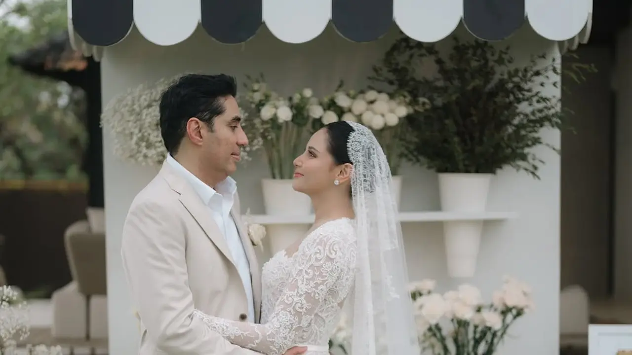 6 Pesona Yunita Siregar, Pemeran Kaluna dalam Balutan Gaun Full Embroidery di Momen Pemberkatan Pernikahannya dengan Produser Film