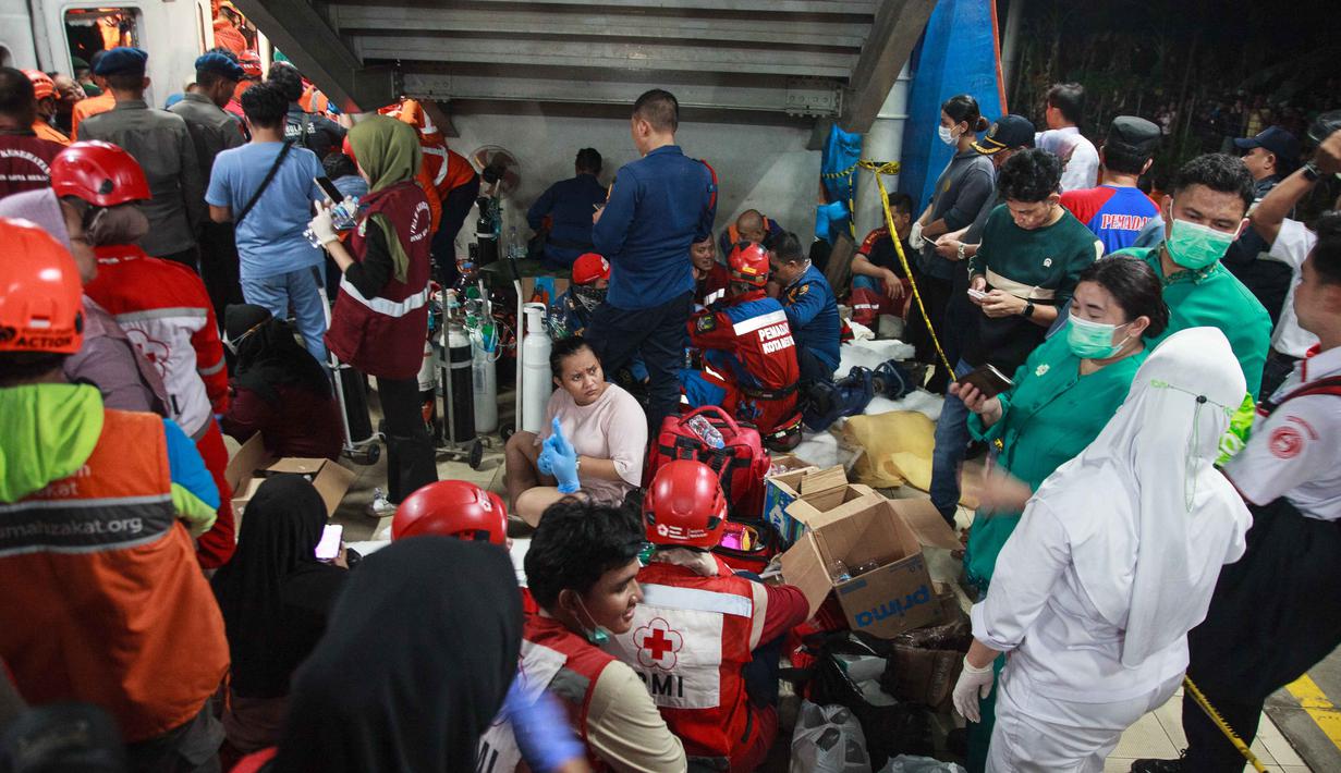 Petugas medis dan tim penyelamat bersiap di peron sekitar lokasi kecelakaan Kereta Api Jarak Jauh (KAJJ) Argo Bromo Anggrek dengan Kereta Rel Listrik (KRL) Commuter Line di stasiun Bekasi Timur, Bekasi, Jawa Barat pada Selasa 28 April 2026. (Aditya Irawan/AFP)