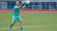 Pelatih kiper Persib Bandung Luizinho Passos senang melatih Maung Bandung. (Liputan6.com/Huyogo Simbolon)