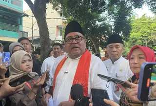 Wakil Gubernur (Wagub) DKI Jakarta Rano Karno dalam acara “Bang Doel Sapa Warga” di Kampung Wisata Eduwisata Bhinneka, Jalan Kompleks Angkasa Pura blok PQRS, Kebon Kosong, Kemayoran, Jakarta Pusat, Jumat (24/4/2026) (Liputan6.com/Winda Nelfira)
