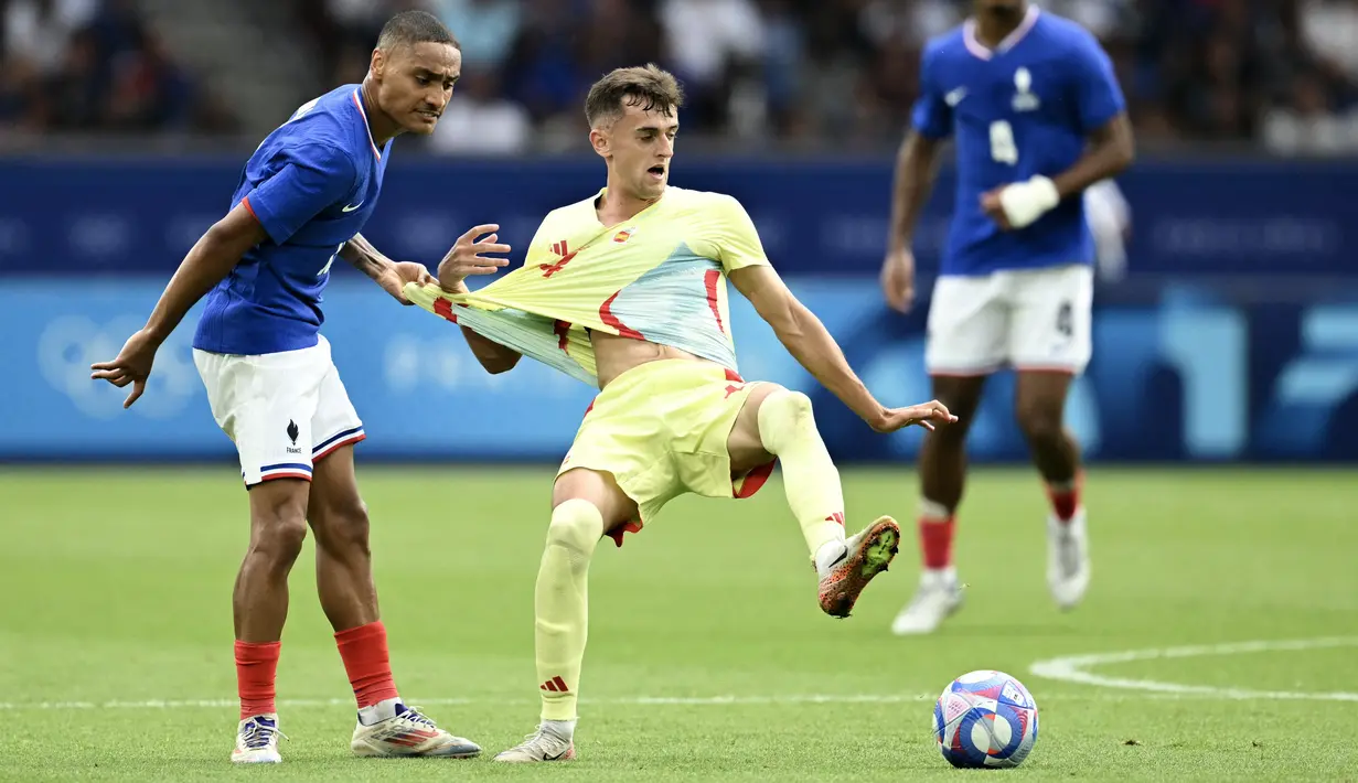 Gelandang Prancis #12 Enzo Millot (Kiri) menggenggam jersey gelandang Spanyol #14 Aimar Oroz pada laga final sepak bola Olimpiade 2024 di stadion Parc des Princes, Jumat (9/8/2024). (Jonathan NACKSTRAND / AFP)