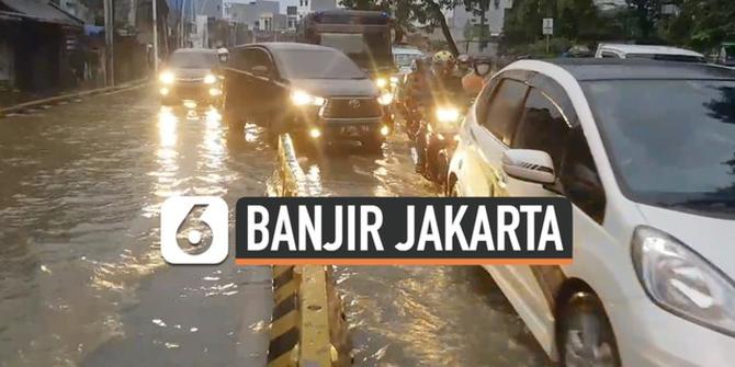 VIDEO: Hati-Hati, Jalan Jatinegara Barat Tergenang Air Luapan Sungai Ciliwung