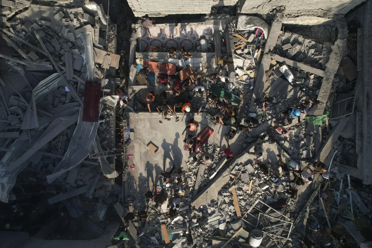 Upaya Penyelamatan Korban di Gaza