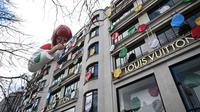 Toko flagship Louis Vuitton di Paris, Prancis dihiasi patung raksasa Yayoi Kusama. (dok. Emmanuel DUNAND / AFP)