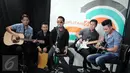 Grup band Hijau Daun saat beraksi di Markas Liputan6.com, Jakarta, Kamis (7/1/2016). Hijau Daun akan merilis 4 buah single terbaru di Indonesia, Malaysia dan Singapura (Liputan6.com/Helmi Afandi)