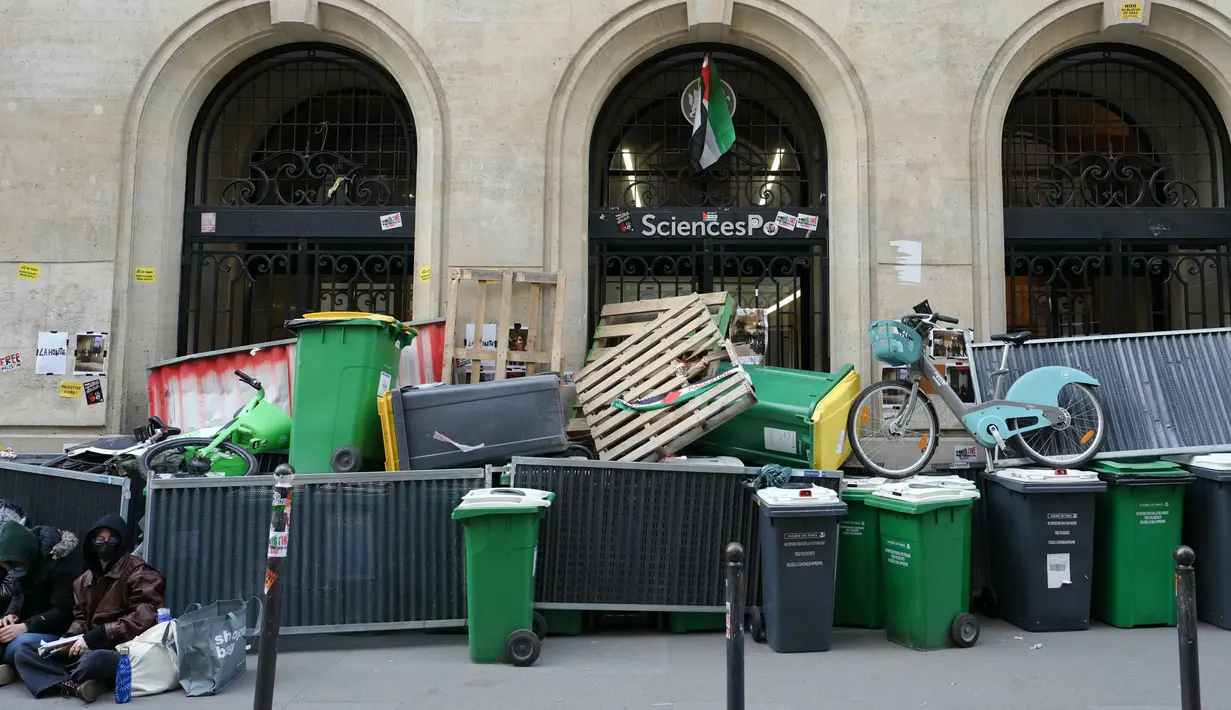 Puluhan siswa pendukung warga Palestina memutuskan menduduki gedung baru di Sciences Po Paris pada 25 April 2024, malam hari. (Dimitar DILKOFF/AFP)