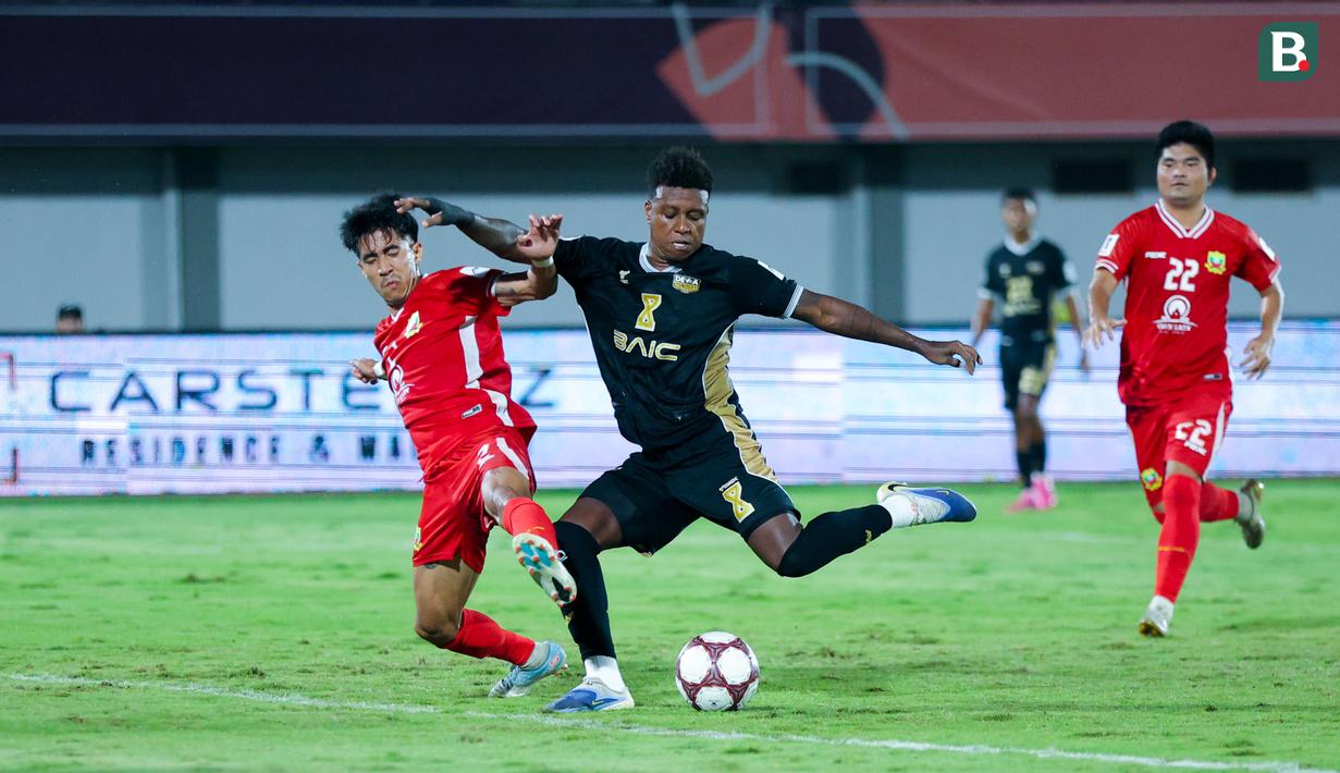Pemain Dewa United, Jaja, melepaskan tendangan saat melawan Shan United pada matchday ketiga Grup E AFC Challange League 2025-2026 di Stadion Indomilk Arena, Tangerang, Sabtu (01/11/2025) malam WIB. (Bola.com/M Iqbal Ichsan)