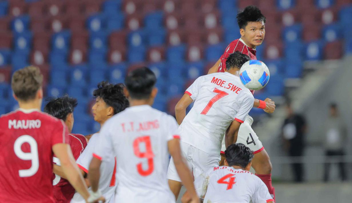 Kemenangan atas Myanmar tak cukup mengantarkan Timnas Indonesia U-22 untuk melangkah ke semifinal lewat jalur runner up terbaik. Tampak dalam foto, Kadek Arel Priyatna (Timnas Indonesia U-22 - kanan) berebut bola atas dengan beberapa pemain Myanmar pada pertandingan Grup C SEA Games 2025 di The 700th Anniversary of Chiang Mai Stadium, Thailand, Jumat (12/12/2025). (Bola.com/Bagaskara Lazuardi)