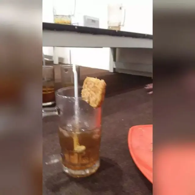 6 Potret Nyeleneh Orang Sajikan Teh Ini Bikin Geleng Kepala