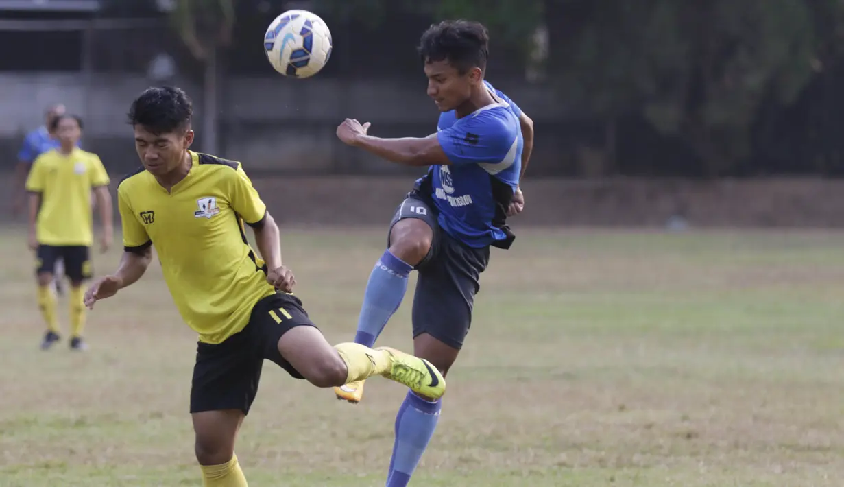 Pemain PBR, Caesario Dibyo beradu kaki dengan pemain Villa 2000 pada laga persahabatan jelang Piala Jenderal Sudirman di Lapangan ISCI, Jakarta, Kamis (5/10/2015). PBR berhasil menang 2-0. (Bola.com/Vitalis Yogi Trisna)