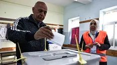 Seorang pria Palestina menggunakan hak politiknya di Tempat Pemungutan Suara (TPS) selama pemilihan kota di Al-Bireh, Tepi Barat yang diduduki Israel, pada Sabtu 25 April 2026. Warga Palestina di Tepi Barat yang diduduki Israel menggunakan hak politik mereka dalam pemilihan kota (pemilu lokal). (Zain JAAFAR/AFP)