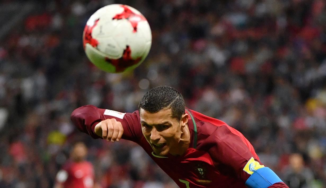 Selain menggunakan kaki, gol juga dapat dicetak melalui tandukan kepala, bahkan diyakini memiliki tingkat kesulitan yang lebih tinggi diantisipasi kiper. Banyak pemain sejak awal 2000-an yang terkenal tajam dengan tandukan kepalanya, seperti 5 pemain berikut. (AFP/Yuri Cortez)