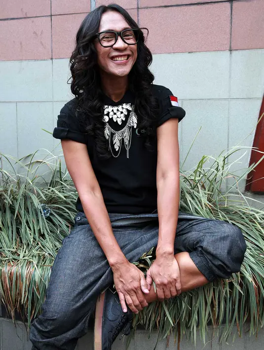 Aming mengunjungi Kampung GASS 2 yang diselenggarakan oleh sahabatnya, Melly Goeslaw. (Deki Prayoga/Bintang.com)