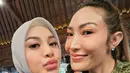 Ayu Dewi juga turut hadir dengan gaya yang meriah. Ia mengenakan maxi dress berlengan ¾ berwarna hijau cerah yang dihiasi motif abstrak. [@mrsayudewi/@alyssadaguise/@mahalini/@vidialdiano].