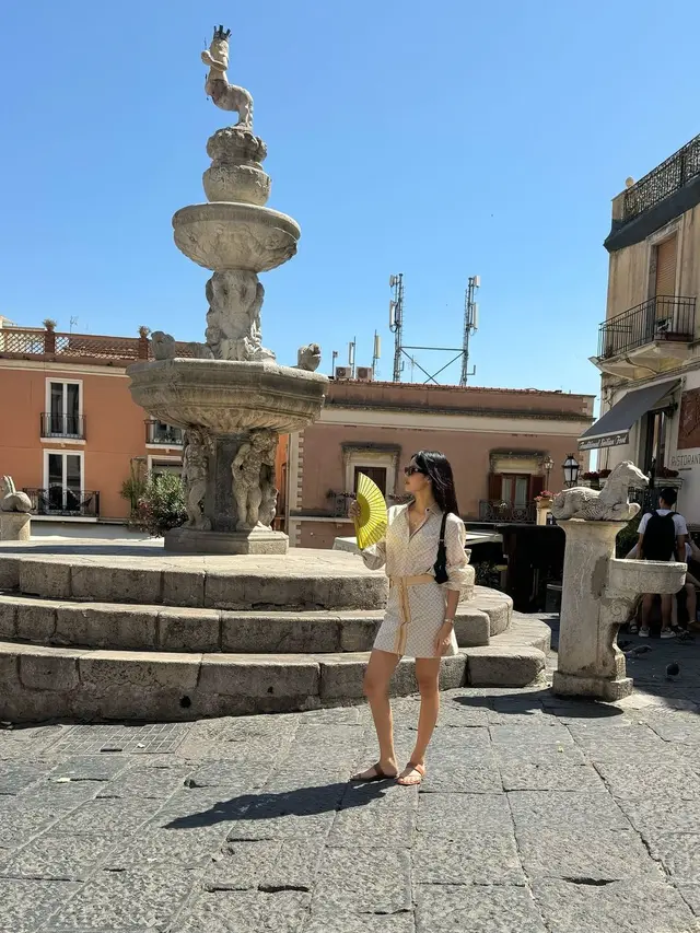 Bukan Cuma OOTD Mahal, Lisa BLACKPINK Hempas Panas di Italia dengan Kipas Tangan Rp72jutaan