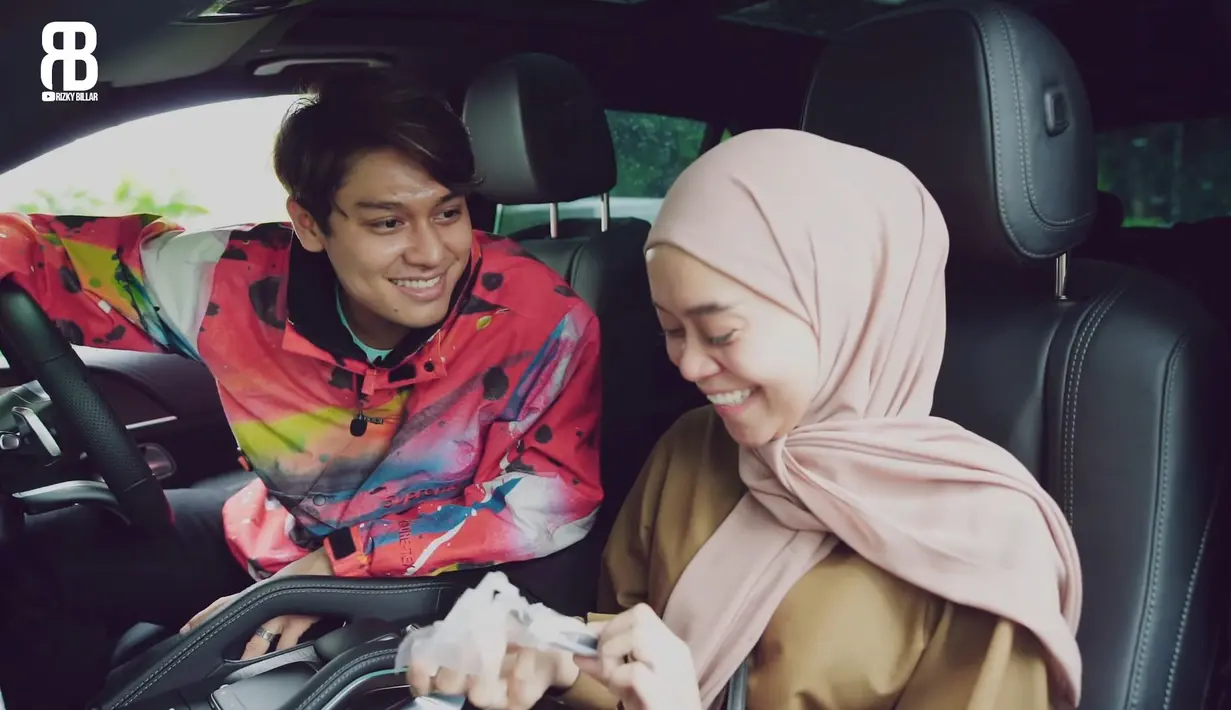 "Kamu nggak boleh ngaret nih, karena ada jam untuk ingetin kamu waktu, plus ada kendaraan yang nemenin kamu biar cepet," kata Rizky. (YouTube Rizky Billar)