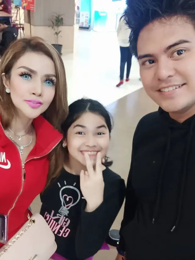 Jarang Terekspos, Ini 6 Potret Barbie Kumalasari dengan Anaknya