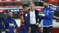 Pelatih Barcelona, Ronald Koeman, memberikan arahan kepada Philippe Coutinho saat melawan Villareal pada laga Liga Spanyol di Stadion Camp Nou, Senin (28/9/2020). Barcelona menang dengan skor 4-0. (AP Photo/Joan Monfort)