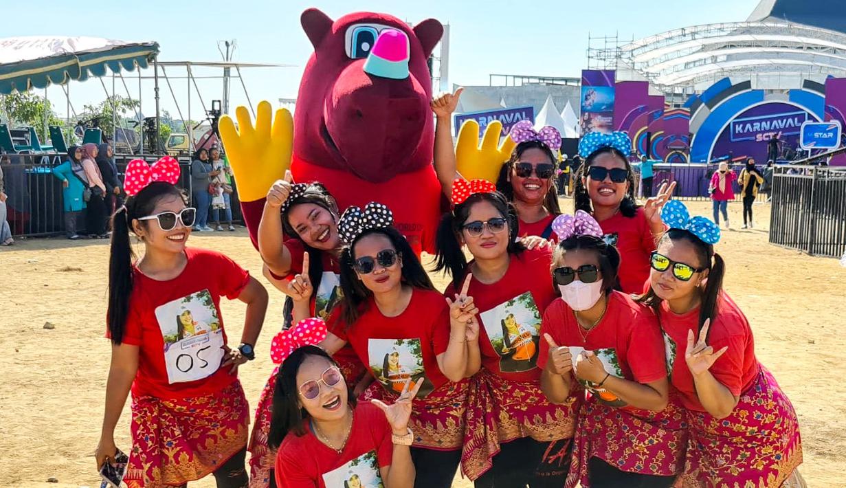 Maskot Piala Dunia U-17, Bacuya berfoto bersama dengan peserta acara off air senam massal pagi saat Karnaval SCTV yang digelar di Menara Pandang Teratai Purwokerto, Jawa Tengah pada Sabtu (23/09/2023). (Dok. SCTV)