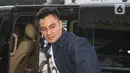Baim Wong turun dari mobil saat tiba di polres Jakarta Selatan, Jumat (7/10/2022). Kasus ini diusut setelah polisi menerima laporan dari Direktur Bidang Sosial dan Budaya Sahabat Polisi Indonesia ke Polres Metro Jakarta Selatan, Senin 3 Oktober 2022. Laporan tercatat dengan nomor LP/2386/X/2022/RJS. (Liputan6.com/Herman Zakharia)