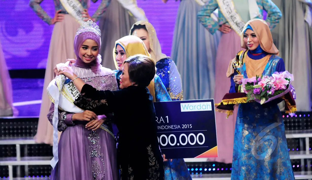 Nesa Aqila Herryanto Putri ketika dipasangkan selempang Putri Muslimah Indonesia 2015 oleh Direktur Program dan Produksi SCTV, Harsiwi Achmad, Jakarta, Rabu (13/5) malam. (Liputan6.com/Faisal R Syam)  