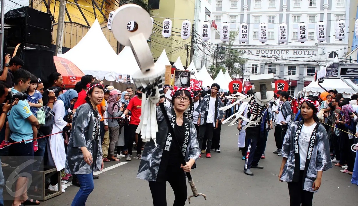 Suasana Festival Jakarta Little Tokyo di Kawasan Blok M, Jakarta, Sabtu (13/5). Kegiatan tahunan tersebut, sangat membantu untuk mempromosikan kawasan Blok M sebagai salah satu destinasi wisata hiburan di Jakarta Selatan. (Liputan6.com/Angga Yuniar)