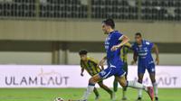Andrew Jung melakukan eksekusi penalti pada laga BRI Super League 2025/2026 antara PSBS Biak vs Persib Bandung - PERSIB.co.id/Fernando Hero