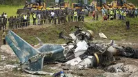 Kecelakaan pesawat jatuh di Kathmandu, Nepal, Rabu 24 Juli 2024. (AP)